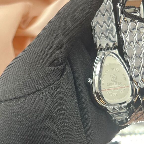 Elegant Teardrop Silver Quartz Watch - Picture 7 of 7